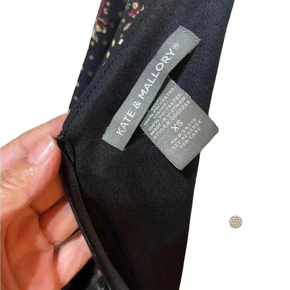 Kate & Mallory Black Gold Floral Long Sleeve V-Neck Maxi Dress Women’s size XS - Picture 4 of 16